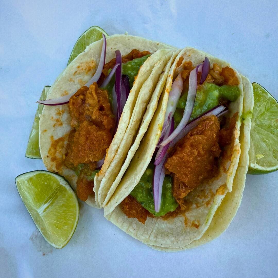 Taco de Chicharon en Salsa Roja