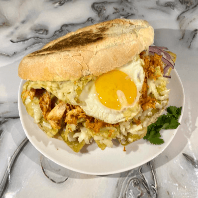 Torta Chilaquiles con Huevo
