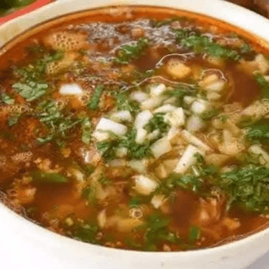 Litro de birria con tortillas, salsas, verduras