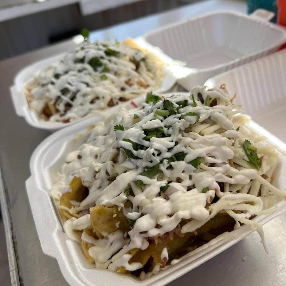 Chilaquiles Rojos con Pollo y res