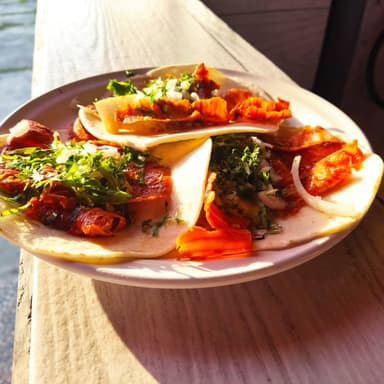 3 Tacos de harina con carne al pastor.