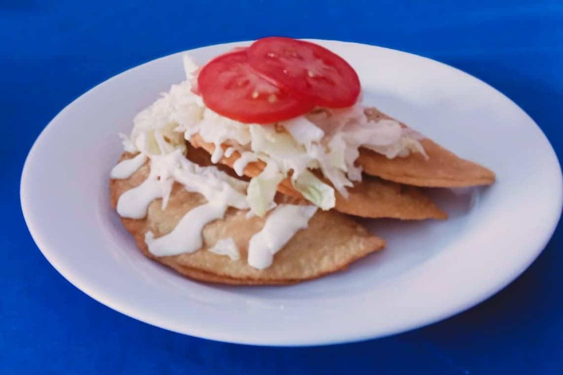 Quesadillas fritas de chicharrón