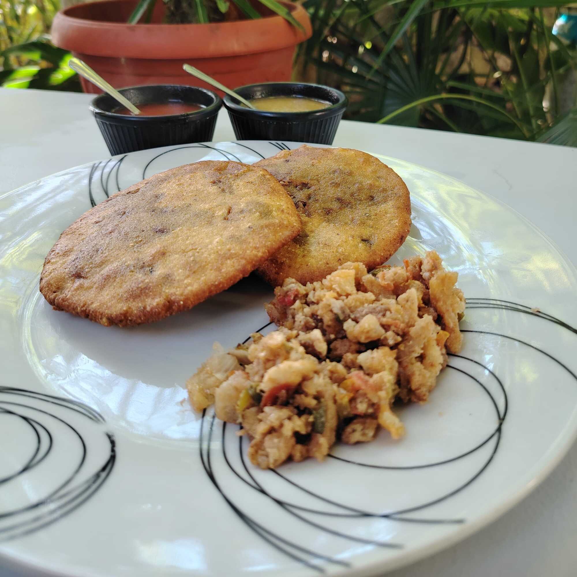 Gordita de Chicharra en Salsa Roja