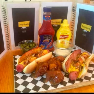 Combo 1 (2 Hot Dogs con tocino + Boneless)