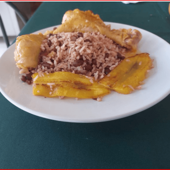 Gallo Pinto Con Pollo en Salsa