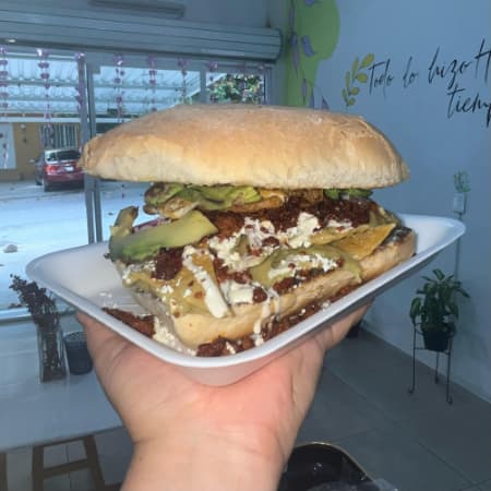 Torta de Chilaquiles Rojos o Verdes
