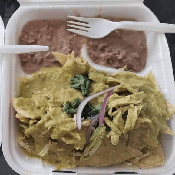 CHILAQUILES GRANDES VERDES CON CHICHARRON