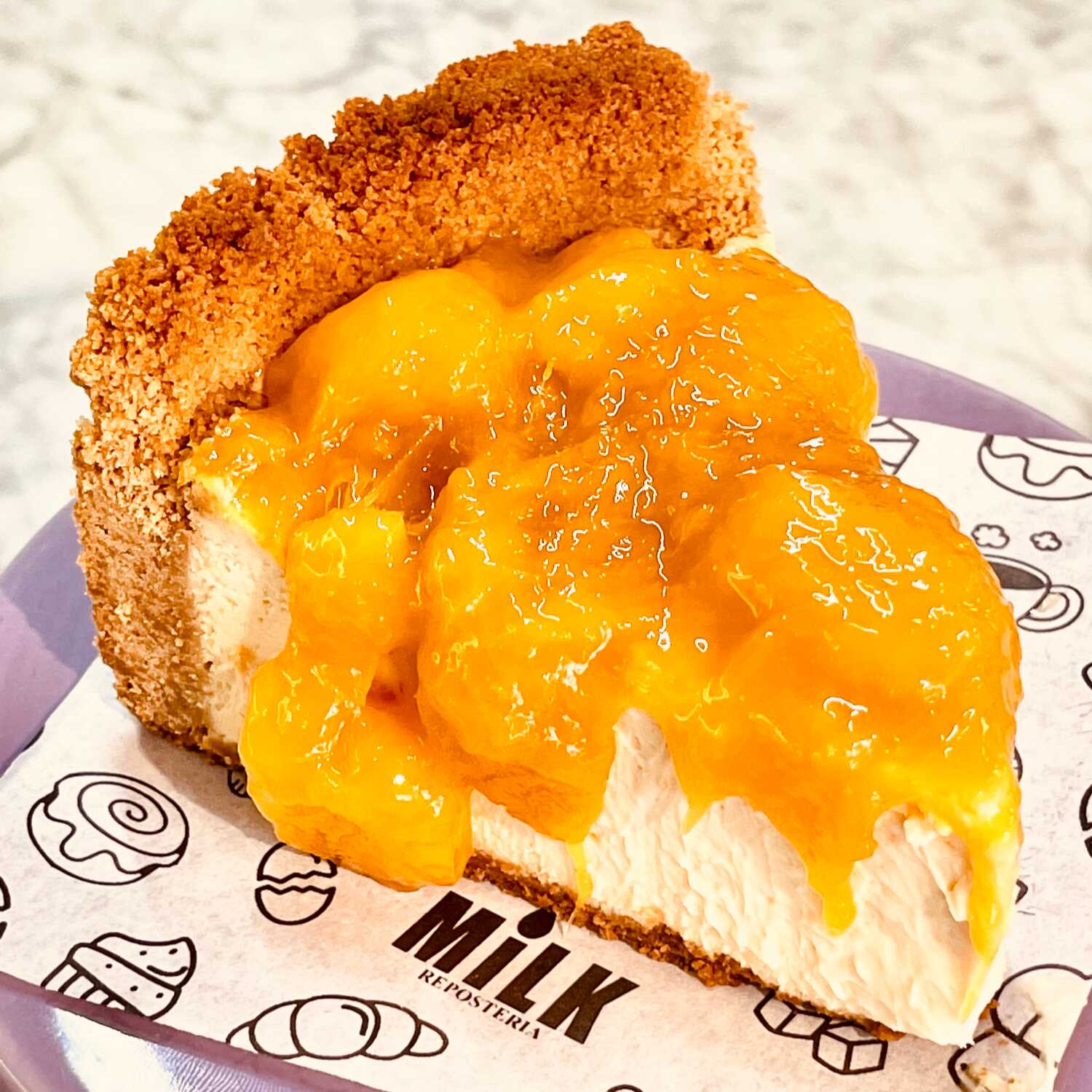 Rebanada de Cheesecake tipo NY con Mango