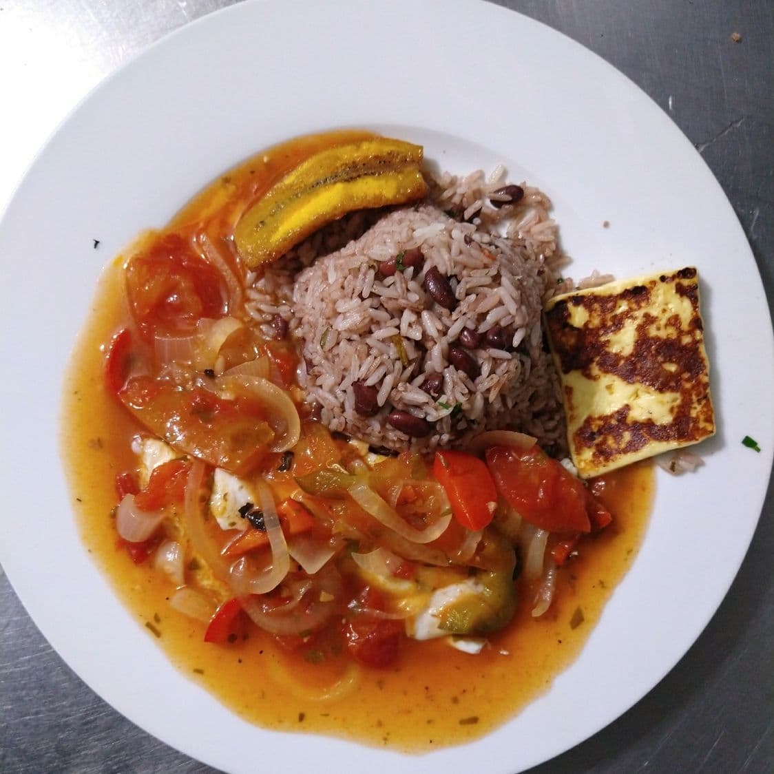 Pinto con Pollo en Salsa