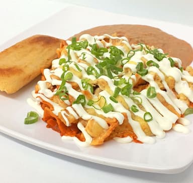Chilaquiles con Pollo + Tamal