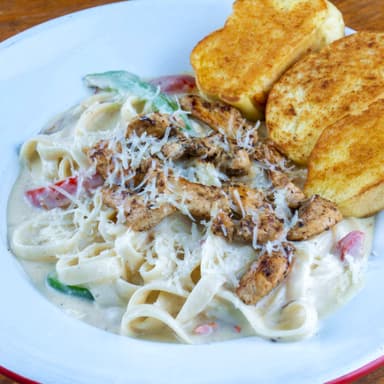 Fetuccini Alfredo con Pollo o Camarón