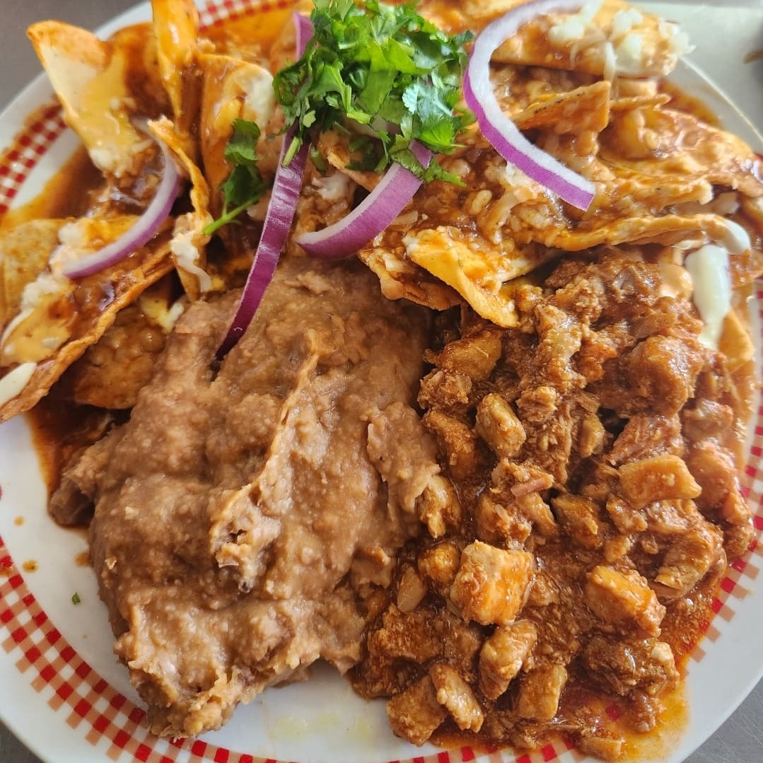 Chilaquiles con Pierna de Puerco