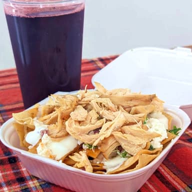 Chilaquiles con Pollo + Bebida Refrescante