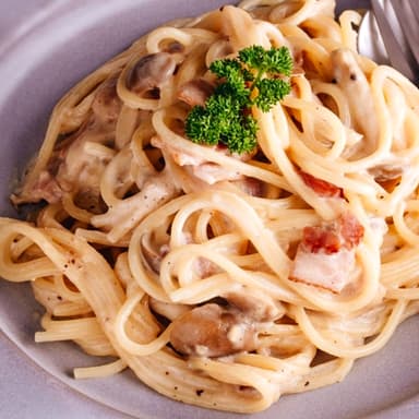 Espagueti Crema de Champiñón y Tocino