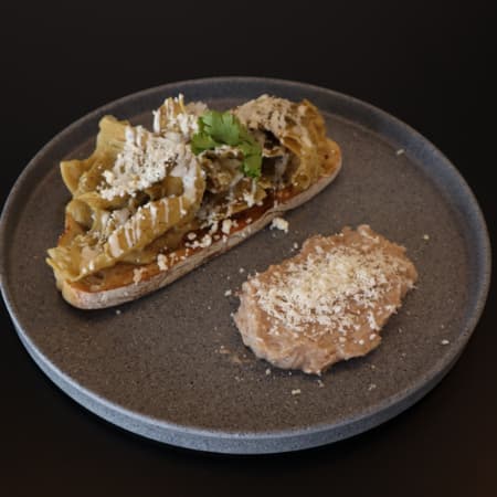 Toast de chilaquiles rojos o verdes