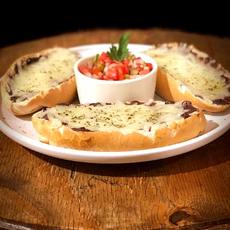 Molletes y Cerveza de Mantequilla