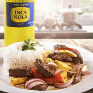 Lomo Saltado con Inca Kola 500 ml