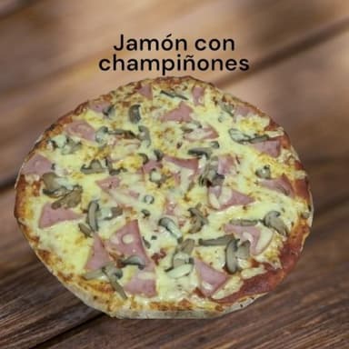 Pizza jamón con champiñones.