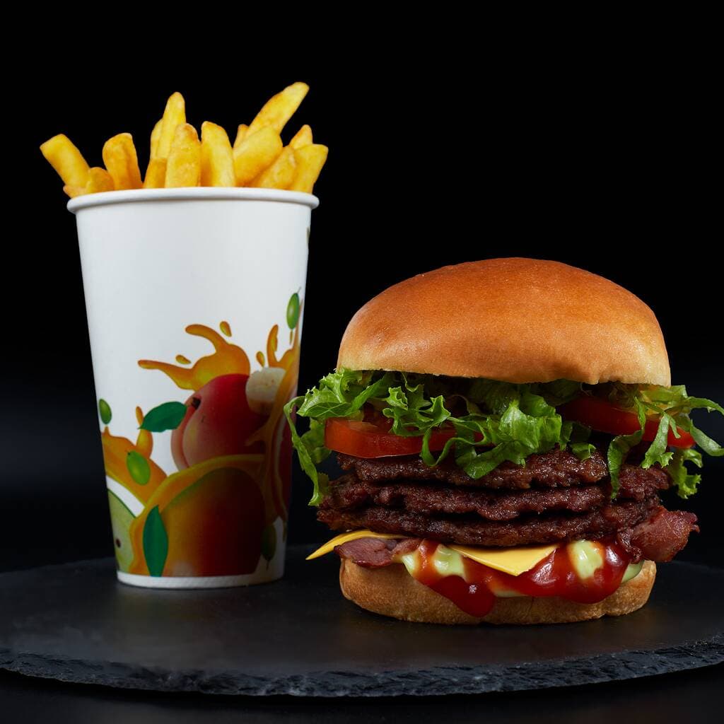 Hamburguesa Triple con Queso y Papas Fritas