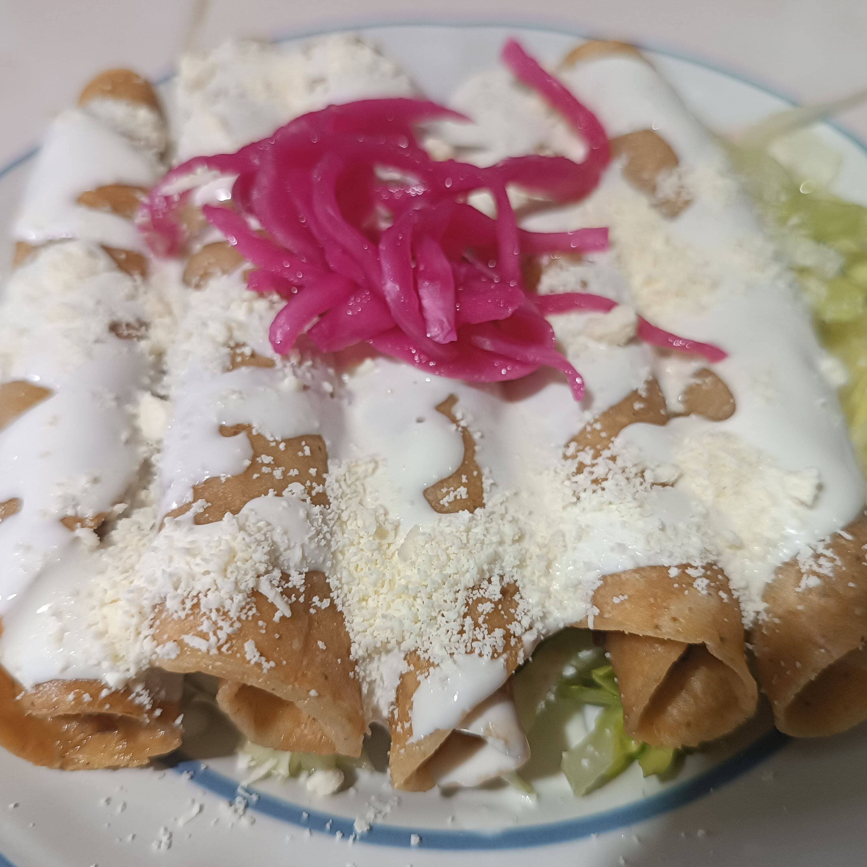 TAQUITOS DORADOS (POLLO, JAMON O PAPA CON CHORIZO)