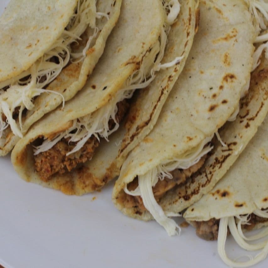 Tacos de Tortilla Recién Hechas con Carne y Queso