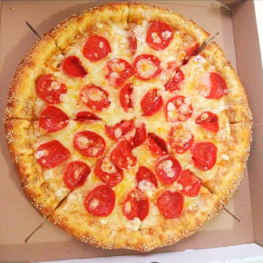 Pizza de Peperoni Grande con Orilla Rellena