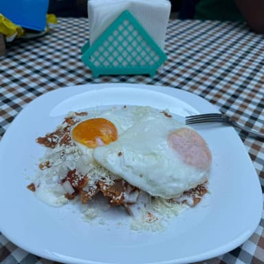CHILAQUILES CON HUEVOS