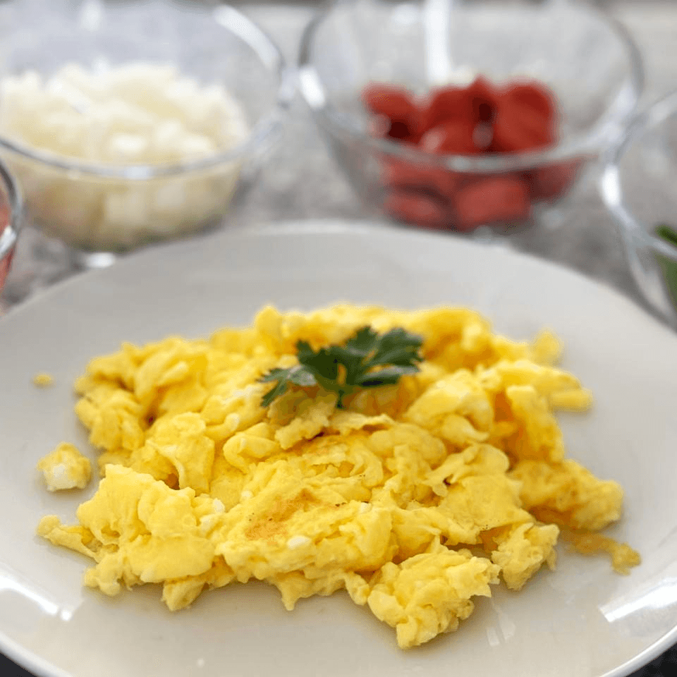 Combo Huevos Revueltos + Jugo de 16oz + 2 Tostadas