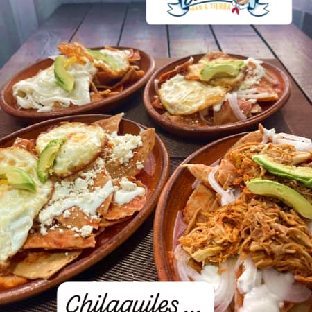 CHILAQUILES + AGUA
