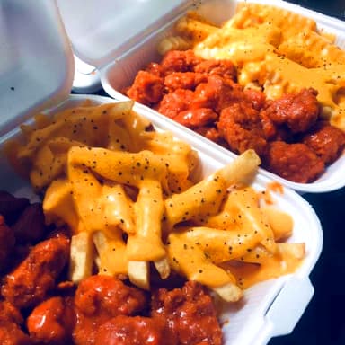 BONELESS + PAPAS