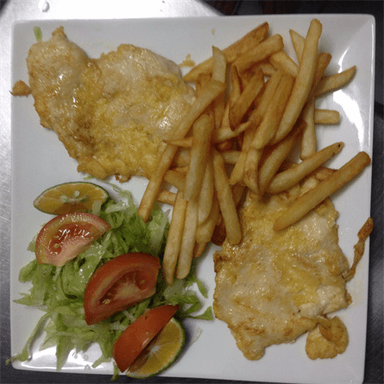 Pollo a la Plancha con Ensalada y Papas