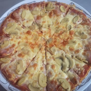 Pizza Gigante, 3 Pan de Ajo y Refresco 2.5 L