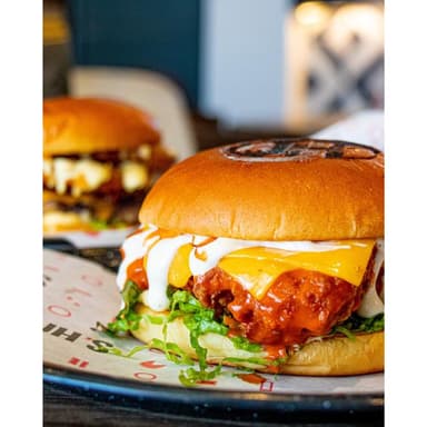 BUFFALO CHICKEN BURGER CON PAPAS