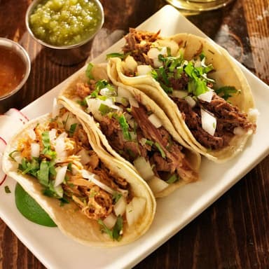 TACOS DE BISTEC, CHORIZO Y CAMPECHANO
