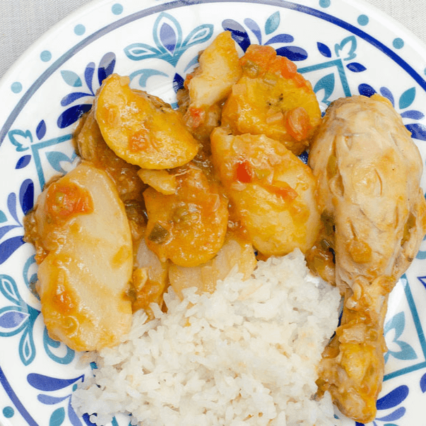 Pollo Sudado con Arroz y Arepa