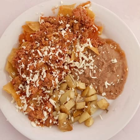 Chilaquiles con Guiso