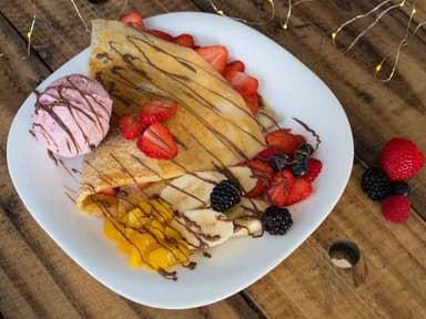 Crepa de Cajeta  con Fresa y Nuez