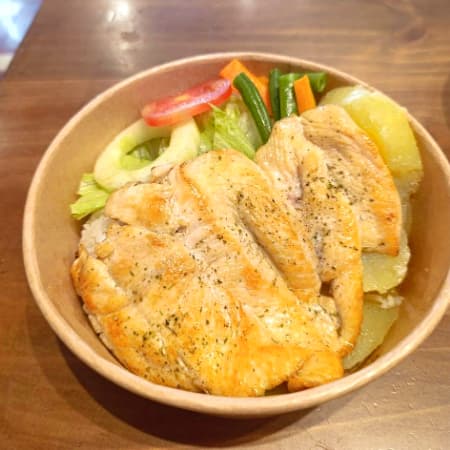 Pechuga a la Plancha con Papas Sancochada y Arroz