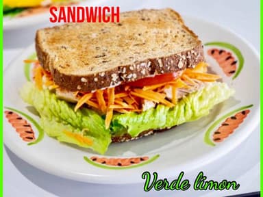 Sándwich de Ensalada de Pollo
