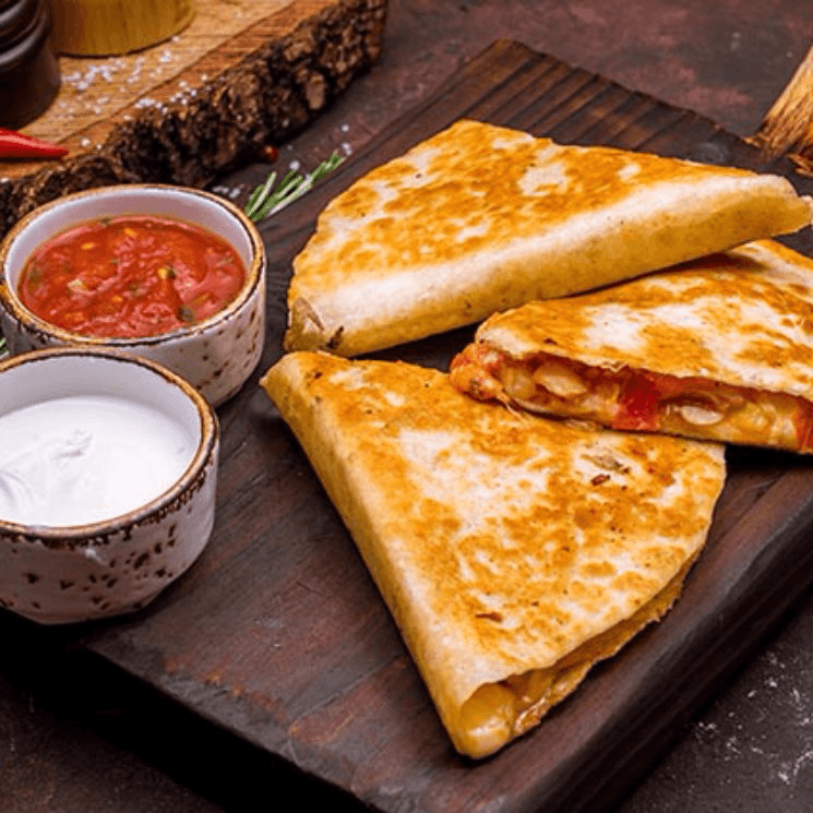 mega quesadilla de chorizo
