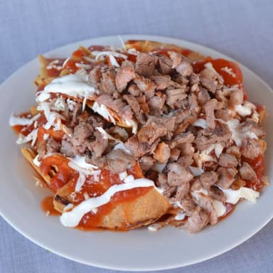 Chilaquiles Rojos con Asada