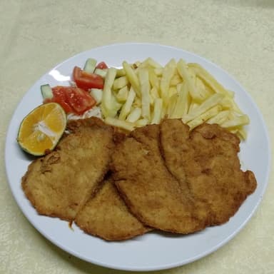 Pechuga de Pollo Empanizado con Papas y Ensalada