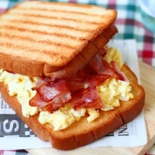 Waffle de tocino y huevo