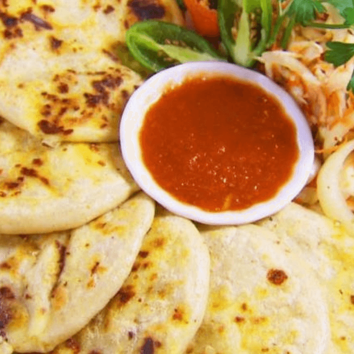 Pupusa de Queso y Frijol + Refresco Natural