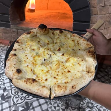 Pizza 4 Quesos con Salsa Blanca y Quesillo
