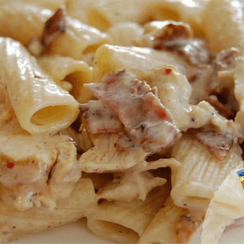 PASTAS EN SALSA DE ALFREDO CON TOCINETA