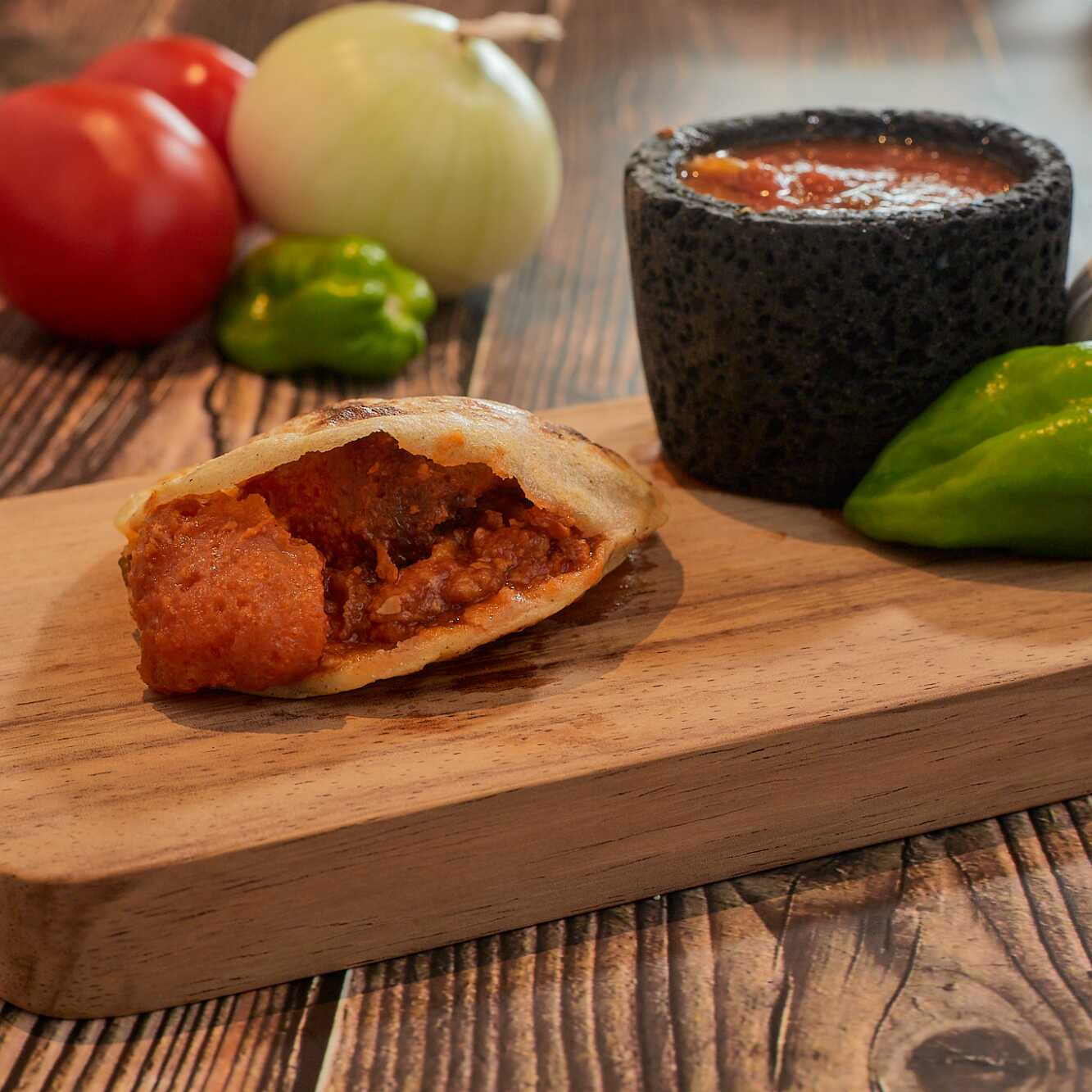 Gordita Chicharrón Guisado en Salsa Roja