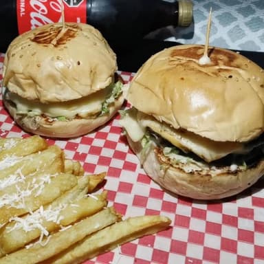 2" Burger Sencilla & Papas Fritas + Coca Cola 1,5l
