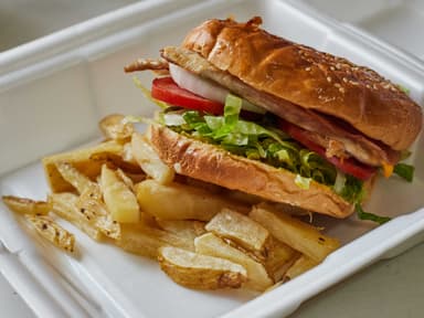 Hamburguesa de Pollo Empanizada con papas