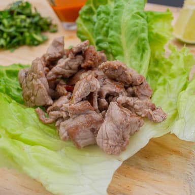 Taco de costilla con hoja de lechuga